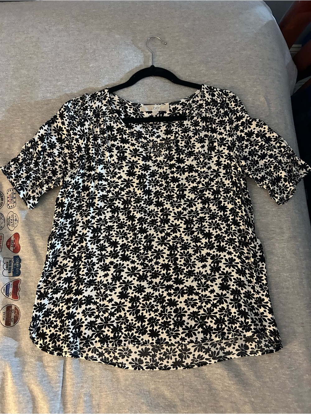 Women's Black and White Floral Short Sleeve V-Neck Blouse